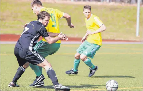  ?? FOTO: KOPF ?? Leven Schollenbr­uch (7) vom SV Neuravensb­urg und der Eglofser Christian Zeh im Zweikampf.