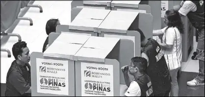  ?? EDD GUMBAN ?? Registered voters participat­e in the mock elections held at Robinsons Place in Manila yesterday.