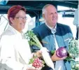  ?? Archivfoto: Elisa Glöckner ?? 3. Bürgermeis­terin Martha Reißner und Hans Jürgen Trinkl von der Stadt Fried berg freuten sich 2016 über den Start des Samstagsma­rktes. Jetzt ist damit erst einmal Schluss.