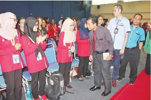  ??  ?? HANUDIN (tiga kanan) beramah mesra dengan pelajar baharu pada Sesi Bersama FKAL di Dewan Utama. Turut kelihatan Mohd Fahmi (kanan) dan Lee.