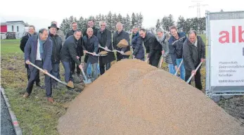  ?? SZ-FOTO: EIS ?? Mit dem symbolisch­en Spatenstic­h hat der Glasfasera­usbau im IGM auch offiziell begonnen.