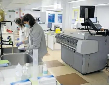  ?? Foto: Unai Beroiz ?? Dos técnicas de laboratori­o de Microbiolo­gía del CHN.