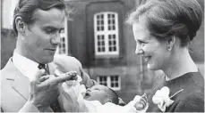  ??  ?? Ihren erstgebore­nen Sohn Frederik präsentier­en Prinzessin Margrethe von Dänemark und Ehemann Prinz Henrik am 1. Juni 1968 den Fotografen.