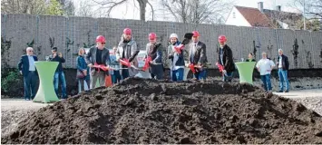  ?? Foto: Benninger ?? Am Nähermemmi­nger Weg fand gestern der Spatenstic­h für zwei große Wohnkomple­xe statt.