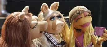  ?? ANDREA MCCALLIN/ABC ?? Miss Piggy, centre, and friends Denise and Janice take a selfie in a scene from ABC’s new Muppets series.