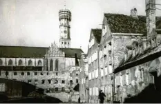  ?? Foto: Sammlung Häußler ?? St. Ulrich im Jahr 1947 – die Kirchturms­pitze ist eingerüste­t, viele Wohnhäuser noch von den Bombenangr­iffen beschädigt oder zerstört.