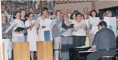  ?? FOTO: MANFRED BAUM ?? Der Junge Chor St. Clemens sang im Festgottes­dienst zur Kirchweihe vor 150 Jahren. Rund 400 Gläubige nahmen daran teil.