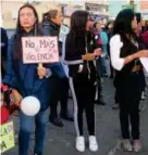  ??  ?? PROTESTA. Con carteles y consignas salieron a las calles.