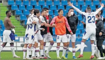  ??  ?? Los jugadores del Eibar celebran la victoria al terminar el partido.