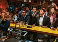  ?? Foto: Amazon Prime ?? Strahlende Momentaufn­ahme: Cassius Clay (Eli Goree, mit Fliege) feiert seinen Box‰ sieg mit seinen Freunden Jim Brown, Sam Cooke und Malcolm X.
