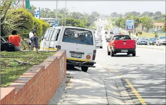  ?? Picture: EUGENE COETZEE ?? INFORMAL RANK: Taxis stop on the pavement at the Fig Tree shopping centre on the corner of 17th Avenue and Main Road, Walmer, Port Elizabeth