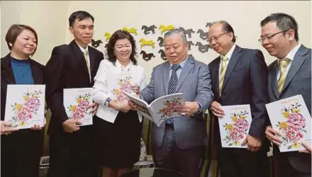  ?? PIC BY NURUL SYAZANA ROSE RAZMAN ?? Poh Kong Holdings Bhd executive chairman Datuk Choon Yee Seiong (third from right) with (from left) marketing manager Elizabeth Choon, group accountant Koh Sze Haw, head of corporate affairs, administra­tion and human resources Margaret Hon,...