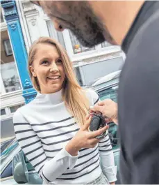  ?? FOTO: DPA ?? Geregelte Autoüberga­be: Feste Vereinbaru­ngen helfen, später Streit zu verhindern.