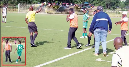  ?? (Pics: Sanele Jele) ?? Referee Celumusa Siphepho shows Mbabane Highlander­s Coach Solly Luvhengo a yellow card for being inside the field while the game against Nsingizini Hotspurs was in play.