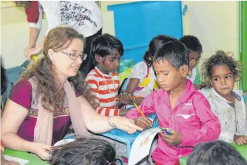  ?? FOTO: CCARA E.V. ?? Heike Maurus bei einem Besuch der Slum-Schule in Jaipur.