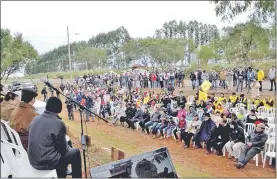  ??  ?? Dirigentes campesinos y familiares de fallecidos en la masacre de Curuguaty recordaron ayer en Marina Cue el sexto aniversari­o de la matanza ocurrida en el año 2012.