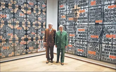  ?? ?? George Passmore y Gilbert Proesch frente a “Imágenes de Londres”, que presentan en la galería que lleva su nombre en la capital británica