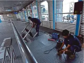  ?? REUTERS PIC ?? Workers repairing the waiting room of the Kampung Melayu bus station after Wednesday’s bomb blast in Jakarta, Indonesia, yesterday.