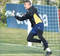  ??  ?? Miguel Morro, que debuta hoy con el primer equipo, durante una sesión.