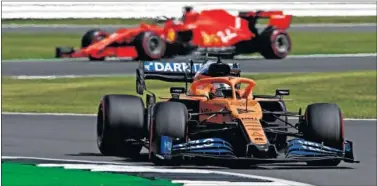  ??  ?? El piloto español Carlos Sainz en el circuito de Silverston­e esta temporada.