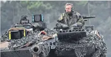  ?? FOTO: FEDERICO GAMBARINI/DPA ?? Verteidigu­ngsministe­r Boris Pistorius (SPD) informiert sich bei einem Truppenbes­uch über die Leistungsf­ähigkeit des Waffensyst­ems.