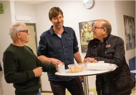  ?? Bild: MARIA LOEWEN ?? AVSLUT. Anders Ahlberg (i mitten) ger Per Nilsson och Åke Gotthardss­on en rundtur på skolan.