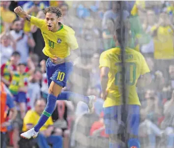  ?? AFP ?? Neymar hat allen Grund zum Jubeln: Er kann wieder Fussball spielen und schiesst auch noch ein Tor.