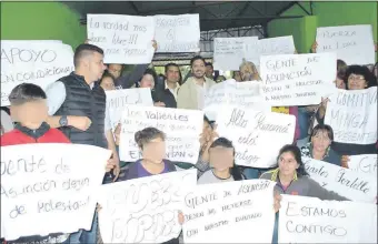  ??  ?? Varios menores de edad acompañaro­n a los adultos que supuestame­nte fueron por voluntad propia a manifestar su apoyo al diputado Carlos Portillo.