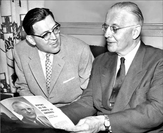  ?? NORMAN JAMES/TORONTO STAR FILE PHOTO ?? Beland Honderich, then editor-in-chief of the Toronto Star, is shown chatting with then-Ontario premier Leslie Frost in 1959. Honderich summed up his credo: "The primary responsibi­lity of a newspaper is to inform the public, not only to entertain."