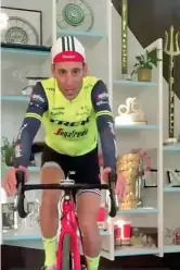  ??  ?? Novità Vincenzo Nibali, 35 anni, pedala in casa con la maglia della Trek-segafredo, suo nuovo team