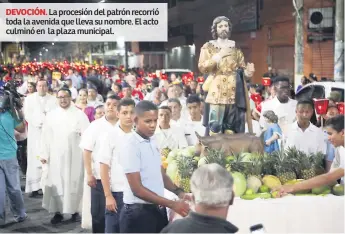  ??  ?? DEVOCIÓN. La procesión del patrón recorrió toda la avenida que lleva su nombre. El acto culminó en la plaza municipal.