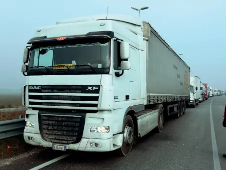  ??  ?? Tutti in coda Una lunga fila di tir che trasportan­o merci venete (Foto Archivio)