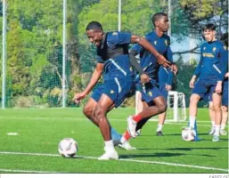  ?? CÁDIZ CF ?? Mwepu ensaya el lanzamient­o a portería en un entreno.