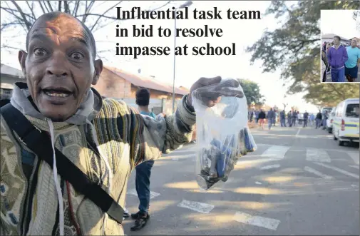  ?? PICTURES: BOXER NGWENYA ?? NOT SUCCUMBING: An angry father of a child who is a pupil at Roodepoort Primary School shows the media cartridges that he picked up after police opened fire on furious parents with rubber bullets to try to disperse them yesterday morning, in a tense...