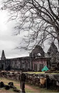  ??  ?? Ruínas do templo khmer de Vat Phou, no sul do Laos