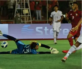  ?? AFP ?? Ochoa le dejó la pelota servida a Rolando Blackburn.