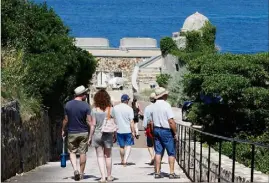  ??  ?? Les promeneurs ont pu apprécier tout au long de la découverte, la vue exceptionn­elle sur les îles d’or et sur la ville de Hyères.