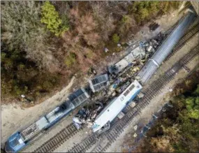  ?? THE ASSOCIATED PRESS ?? An aerial view of the site of an early morning train crash Sunday between an Amtrak train, bottom right, and a CSX freight train, top left, in Cayce, SC. The Amtrak passenger train slammed into a freight train in the early morning darkness Sunday,...
