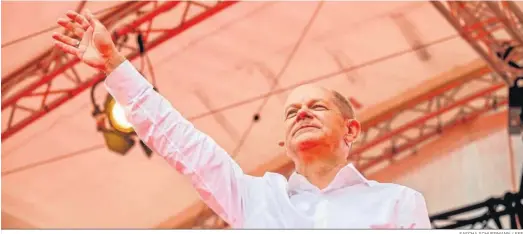  ?? SASCHA SCHUERMANN / EFE ?? El candidato del SPD, Olaf Scholz, durante su cierre de campaña en Colonia.