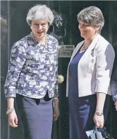  ?? FOTO: AFP ?? ►► Theresa May (izquierda) posa ayer junto a la líder del DUP Arlene Foster.