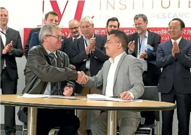  ?? PHOTO: FAIRFX NZ ?? Malaghan Institute director Professor Graham Le Gros, left, signs a letter of intent with Zhaoyang Tang, chairman of Hunan Medical Group from China.