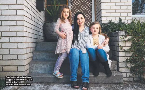  ?? Picture: Nikki Davis-Jones ?? Cloe Smith with daughters Maggie, 5, and Matilda, 7, at home in Grove.