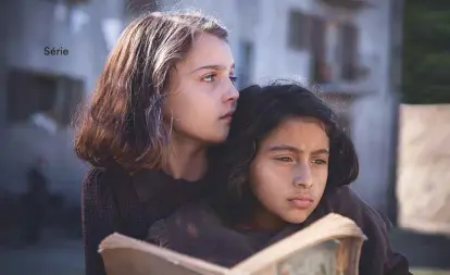  ?? L’amie prodigieus­e. ?? Elisa Del Genio (Elena) et Ludovica Nasti (Lila) incarnent les deux héroïnes enfants dans