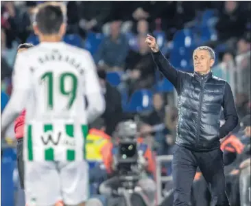  ??  ?? AL MANDO. Quique Setién, dando instruccio­nes a uno de sus jugadores.