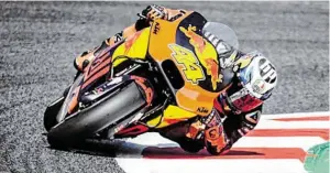  ?? BILD: SN/KTM ?? Pol Espargaró ging bei Tests mit der RC 16 aufs Ganze.