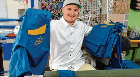  ?? Foto: Thorsten Jordan ?? Tommy Sieber fertigt Kleidung „made in Germany“, um genauer zu sein, in Prittrichi­ng. Zur Zeit fertigt er Kletterhos­en für Kraxl.