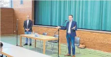  ?? FOTO: FERDINAND SCHÖNHERR ?? Benjamin Strasser (rechts) und Dr. Jens Brandenbur­g sind am Studienkol­leg St. Johann zu Gast.