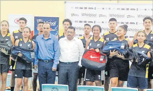  ?? Picture: ATU RASEA ?? Members of the Zodiac Basketball Club with the representa­tives from their sponsor during the presentati­on of the sports gear at the Yat Sen hall on Wednesday.
