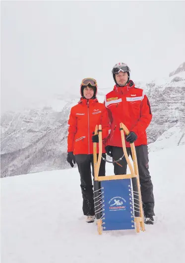  ?? Christine Imlinger ?? Vom Winterspaß für Kinder zum alpinen Trendsport: Die Ex-Spitzenrod­ler Sandra Mariner und Florian Batkowski zeigen im Stubaital, wie man sicher auf Kufen den Berg hinunterko­mmt.