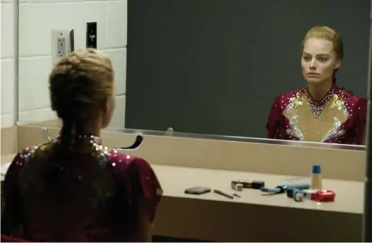  ?? © rr ?? Nicolas Karakatsan­is filmde Margot Robbie voor ‘I, Tonya’. ‘Een toffe griet, zonder kapsones, zonder klagen.’